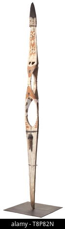 Ein North Western Asmat ancestral Pole, Neuguinea stilisierte, polychrome männliche Figur, teilweise in der Entlastung und in Openwork. Höhe 286 cm. Großobjekte wurden von der Decke abgehängten Deckenbalken bereits während der Konstruktion eines Langhaus und sind ein wichtiger Bestandteil der Asmat glauben. historischen, geschichtlichen, indonesischen Archipel, Indonesien, Fernost, Asien, Asiatisch, Ethnologie, Ethnizität, ethnische, Tribal, Objekt, Objekte, Stills, Clipping, Clippings, Ausschneiden, Ausschnitten, Additional-Rights - Clearance-Info - Not-Available Stockfoto