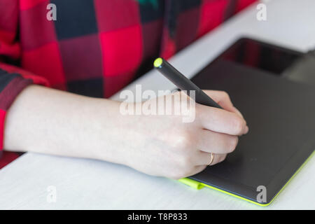 Unternehmen, Designer und Animator Konzept - Nahaufnahme einer Hand, der Graphic Designer Zeichnung an der Tafel Stockfoto