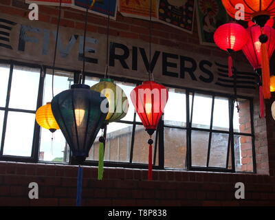 Vietnamesische Papierlaternen im Five Rivers Restaurant bei Cutlery Works, einem Speisesaal in einer umgebauten Besteckfabrik in der Kelham Island Gegend von Sheffield Stockfoto