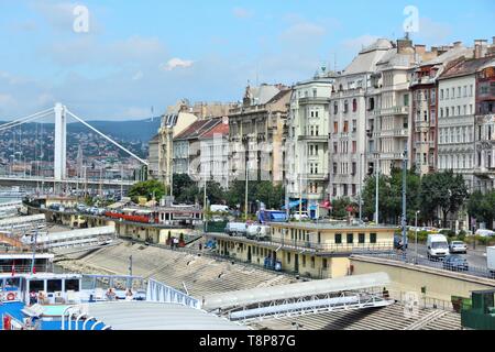 BUDAPEST, Ungarn - 20. JUNI 2014: die Menschen besuchen Donau in Budapest. 3,3 Millionen Menschen leben im Großraum Budapest. Es ist die größte Stockfoto