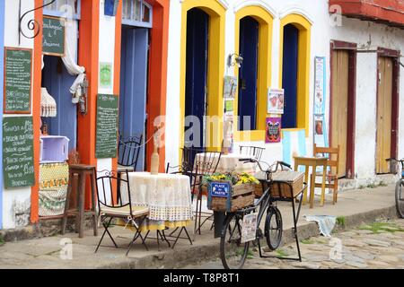 PARATY, Brasilien - 14. OKTOBER 2014: Restaurant in der Altstadt von Paraty (Bundesstaat Rio de Janeiro). Die koloniale Stadt reicht bis ins Jahr 1667 zurück und ist EXKLU Stockfoto