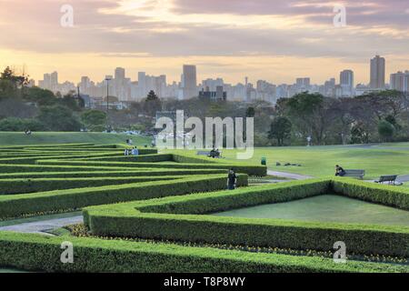 CURITIBA, BRASILIEN - OKTOBER 7, 2014: die Menschen besuchen Sie die berühmten Botanischen Garten von Curitiba, Brasilien. Der Garten wurde 1991 eröffnet und erstreckt sich über 240.000 m2 in einem Stockfoto