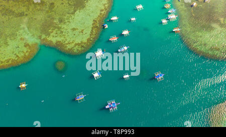 Viele Boote in der türkisfarbenen Lagune, Ansicht von oben. Meereslandschaft mit schönen Lagune und Boote Luftaufnahme Stockfoto