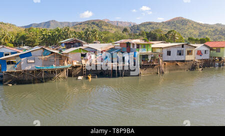 Luftaufnahme Coron Stadt mit Slums und Armenviertel. Palawan. Holzhäuser in der Nähe der Wasser. armen Nachbarschaften und Slums in der Stadt von Coron Luftaufnahme Stockfoto