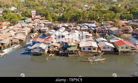 Luftaufnahme Coron Stadt mit Slums und Armenviertel. Palawan. Holzhäuser in der Nähe der Wasser. armen Nachbarschaften und Slums in der Stadt von Coron Luftaufnahme Stockfoto