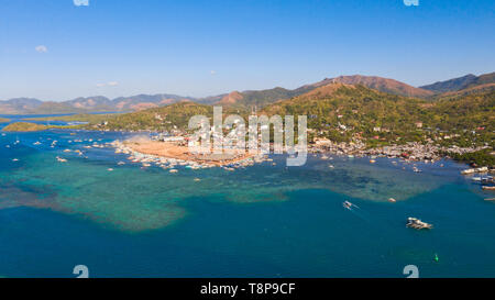 Liegeplatz mit Booten in der Stadt von Coron. Palawan. Philippinen Coron Stadtbild mit Pier und Sulu See. Stadt mit einem Pier am Meer Luftaufnahme Stockfoto