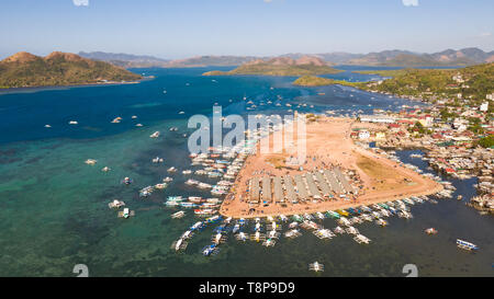 Liegeplatz mit Booten in der Stadt von Coron. Palawan. Philippinen Coron Stadtbild mit Pier und Sulu See. Stadt mit einem Pier am Meer Luftaufnahme Stockfoto