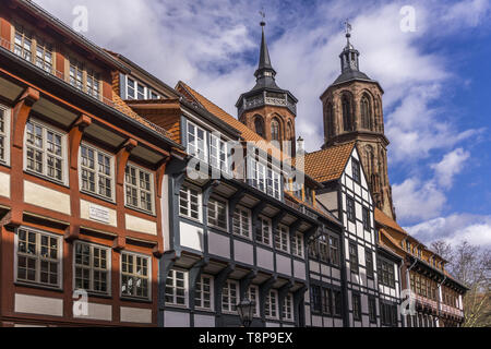 Fachwerkhäuser und die St.-Johannis-Kirche in Göttingen, Niedersachsen, Deutschland | Fachwerkhäuser und St. John's Church in Göttingen, Niedersachsen, Deutschland, Europa | Verwendung weltweit Stockfoto