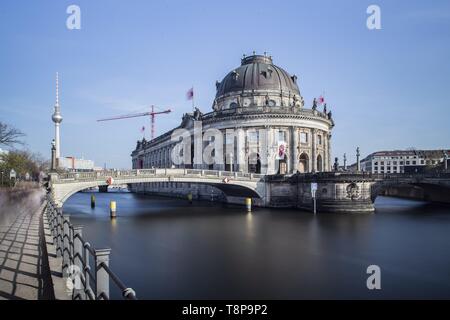 30.03.2019, Berlin: Das Bode-Museum auf der Museumsinsel in Berlin (Aufnahme mit langer Belichtungszeit und Spezialobjektiv) | Verwendung weltweit Stockfoto