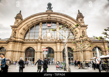 FRANKFURT, Deutschland - 24 April 2019: Blick auf den Hauptbahnhof, Hauptbahnhof, Frankfurt am Main, für außen mit Menschen sichtbar. Stockfoto