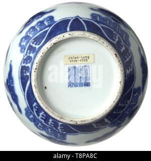 Ein blau-weißer Kunst Elemente Vase, Qianlong Periode (1736-96) Porzellan weiß mit blauen Unterglasur Darstellung Drachen zwischen Wolken über dem Ozean. Auf der Basis einer blauen Unterglasur Quianlong markieren. Feine, unbeschädigten Zustand. Höhe 22 cm. Provenienz: Süddeutschland private Sammlung, in der 1960/70 gekauft s. historischen, geschichtlichen, China, Chinesisch, 18. Jahrhundert, Additional-Rights - Clearance-Info - Not-Available Stockfoto