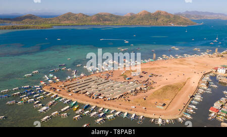 Liegeplatz mit Booten in der Stadt von Coron. Palawan. Philippinen Coron Stadtbild mit Pier und Sulu See. Stadt mit einem Pier am Meer Luftaufnahme Stockfoto