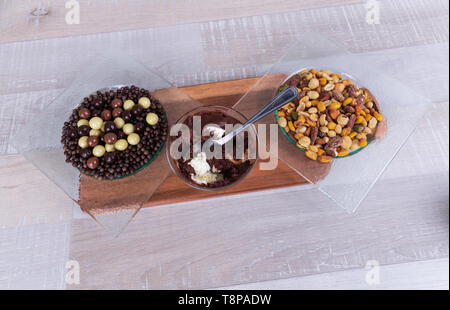 Tiramisu, Mischung aus Nüssen und Schokolade in einer Glasschale Stockfoto