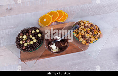 Tiramisu, Mischung aus Nüssen und Schokolade in einer Glasschale Stockfoto