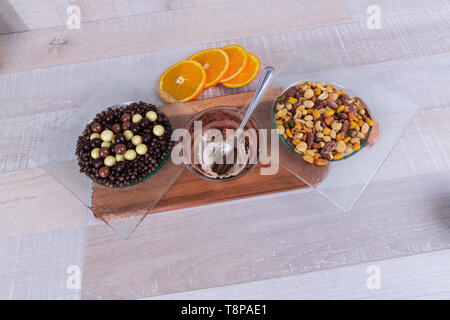 Tiramisu, Mischung aus Nüssen und Schokolade in einer Glasschale Stockfoto