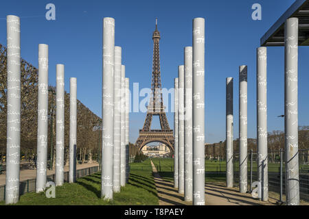 Denkmal Mauer des Friedens und der Eiffelturm in Paris, Frankreich | Wand für Peace Monument und dem Eiffelturm, Paris, Frankreich | Verwendung weltweit Stockfoto