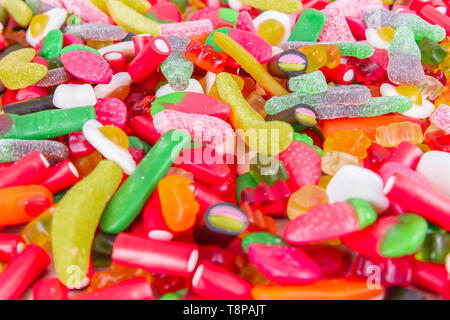 Sortierte Mischung aus bunten Bonbons und Gummibärchen Stockfoto