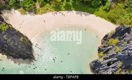 Nationalpark El Nido Palawan Philippinen. Warme versteckte Lagune in der Nähe der Felsen. Touristen am weißen Strand zu entspannen. Touristische Routen in den Philippinen. Felsformationen an einem tropischen Strand. Stockfoto