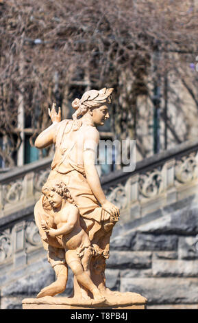 Hamadryad, eine Statue aus dem 17. Jahrhundert, scheint mit einem Kind auf die Terrasse Richtung Süden durch das Biltmore House zu tanzen, auf dem Biltmore Estate in Asheville, NC, USA Stockfoto