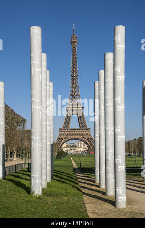 Denkmal Mauer des Friedens und der Eiffelturm in Paris, Frankreich | Wand für Peace Monument und dem Eiffelturm, Paris, Frankreich | Verwendung weltweit Stockfoto