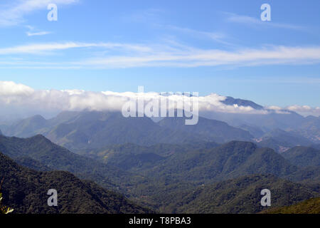 Berge Blick auf die Bonet Rock in Petropolis, Rio de Janeiro, Brasilien Stockfoto