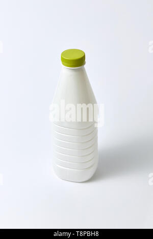 Mock-up Molkerei Flasche aus Kunststoff auf einem hellen Hintergrund. Stockfoto