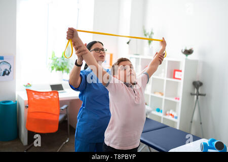 Unbequem cute Boy im weißen T-Shirt besuch Medical Center und Arbeiten Stockfoto