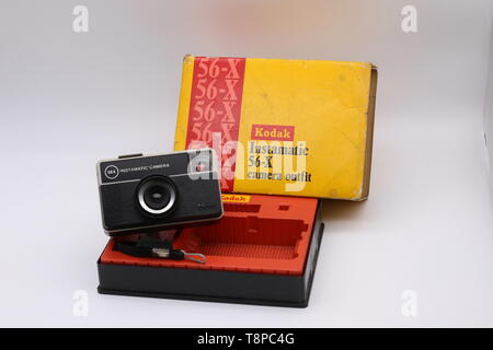 1972-1975 Kodak Instamatic Camera in original Verpackung Faltschachtel verdoppelt als Anzeigefeld. Stockfoto