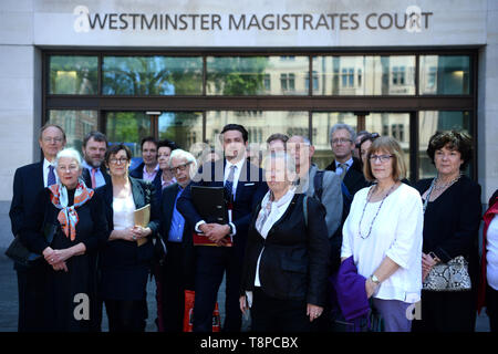 Marcus Kugel mit Anhänger außerhalb Westminster Magistrates Court in London, wo er einen Fall gegen Boris Johnson für absichtlich irreführend die Öffentlichkeit während der Volksabstimmung gebracht hat. Stockfoto