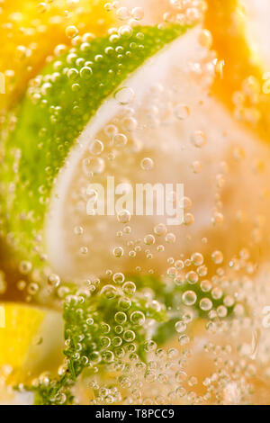 Hausgemachte erfrischendes Getränk von Zitrone und Limette Schichten mit Blasen. Makro Foto von Sommer gesunde Limonade Stockfoto