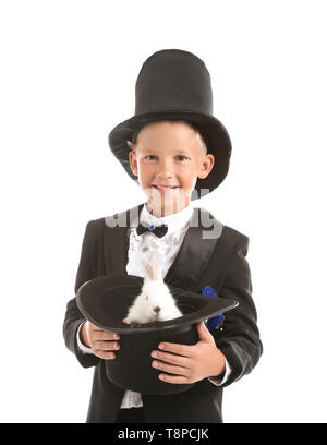 Süße kleine Magier Holding hat mit Kaninchen auf weißem Hintergrund Stockfoto