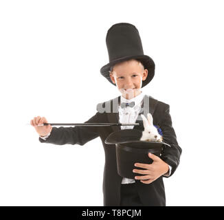 Süße kleine Magier Holding hat mit Kaninchen auf weißem Hintergrund Stockfoto