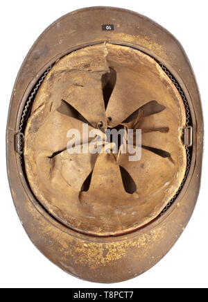 Ein M1916 Stahlhelm der Russischen Infanterie Braun Lack, Russischen Doppeladler Emblem. Braunes leder Futter und Kinnriemen, Gebrauchsspuren. historischen, historische, 20. Jahrhundert, Additional-Rights - Clearance-Info - Not-Available Stockfoto