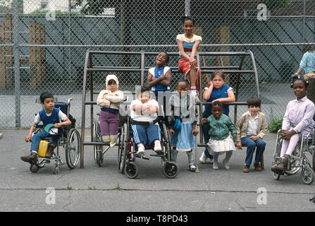 Portrait der Schule Kinder mit unterschiedlichen Behinderungen auf dem Spielplatz in Brooklyn; öffentliche Volksschule; New York City. Stockfoto