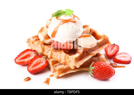 Leckere Waffeln mit Früchten und Eis auf weißem Hintergrund Stockfoto