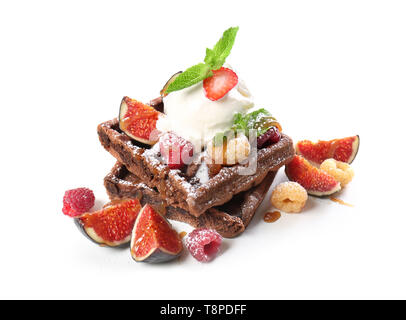 Leckere Waffeln mit Früchten und Eis auf weißem Hintergrund Stockfoto