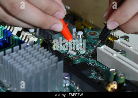 Close up Hände der Nadelspitze service Arbeitnehmer Reparatur cpu Computer getippt. Reparatur und Service Konzept Stockfoto