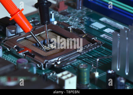 Close up Nadel gespitzt Tipp Multimeter prüfen Service Reparatur cpu Computer. Reparatur und Service Konzept Stockfoto