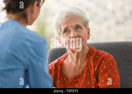 Junge Krankenschwester besuchen ältere Frau zu Hause Stockfoto