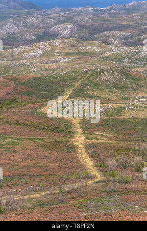 Ansicht von oben in den Bergen mit Feldern und Granitfelsen, auf Caramulo Bergen, in Portugal Stockfoto