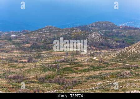 Ansicht von oben in den Bergen mit Feldern und Granitfelsen, auf Caramulo Bergen, in Portugal Stockfoto