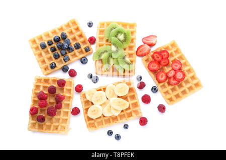 Leckere Waffeln mit Früchten und Beeren auf weißem Hintergrund Stockfoto