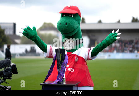 Arsenal Gunnersaurus Maskottchen mit Super League Trophy der FA Frauen vor dem Spiel Stockfoto