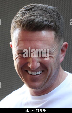 Tommy Robinson verlässt die Old Bailey in der Londoner City, vor den neuesten Stand in der einen Fall gegen den ehemaligen Führer der EDL über eine Behauptung, die er der Missachtung des Gerichts verpflichtet. Stockfoto