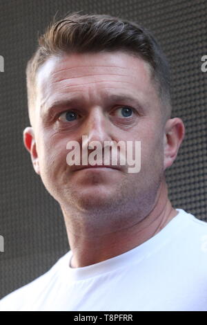 Tommy Robinson verlässt die Old Bailey in der Londoner City, vor den neuesten Stand in der einen Fall gegen den ehemaligen Führer der EDL über eine Behauptung, die er der Missachtung des Gerichts verpflichtet. Stockfoto