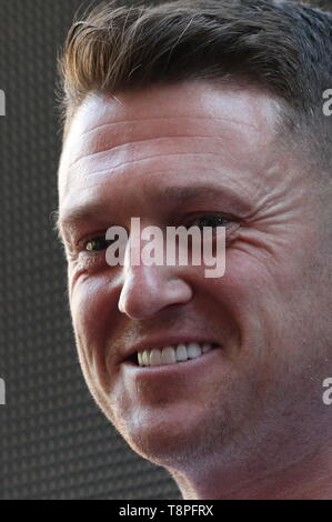 Tommy Robinson verlässt die Old Bailey in der Londoner City, vor den neuesten Stand in der einen Fall gegen den ehemaligen Führer der EDL über eine Behauptung, die er der Missachtung des Gerichts verpflichtet. Stockfoto