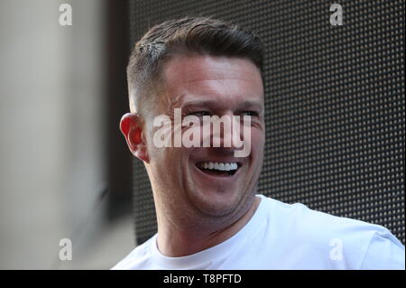 Tommy Robinson verlässt die Old Bailey in der Londoner City, vor den neuesten Stand in der einen Fall gegen den ehemaligen Führer der EDL über eine Behauptung, die er der Missachtung des Gerichts verpflichtet. Stockfoto