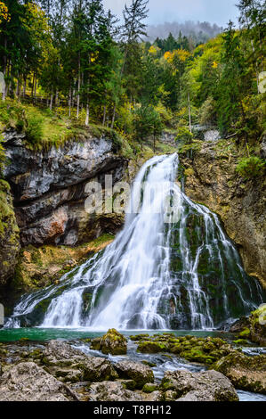 Gollinger Wasserfall in Golling an der Salzach in der Nähe von Salzburg, Österreich. Atemberaubende Aussicht auf Cascade Wasserfall über bemoosten Felsen in den Alpen mit langen exposu Stockfoto