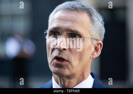 Nato-Generalsekretär Jens Stoltenberg nach einem Treffen mit Premierminister Theresa May 10 Downing Street, London. Stockfoto
