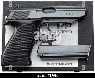 Ein Walther PP Super im Kaliber 9 mm kurz, in Feld Nr. 101300. Übereinstimmende Nummern. Helle Bohrung. Proof-markierte 1980. Standard Inschrift. Die komplette original, hochglanzpolierte Blaufärbung. Schwarzer kunststoffgriff Panels. Richtige Magazin. Kommt in die passende nummerierten Kästchens mit Ersatz Magazin, Anweisungen und Reinigungsstab. Eine seltene und gesucht nach Los Sammler im neuen Zustand. Die Pistole, die hier angeboten werden ist das letzte in diesem Kaliber hergestellt werden (standard Kaliber 9 mm Ultra/Polizei). Die im Bereich 9 mm kurze 100 001 - 101 300. Die Gesamtproduktion merel, Additional-Rights - Clearance-Info - Not-Available Stockfoto